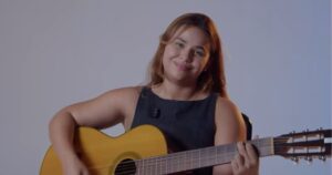 Marina Versos em vídeo de divulgação na cinebiografia de Marília Mendonça (Reprodução YouTube)