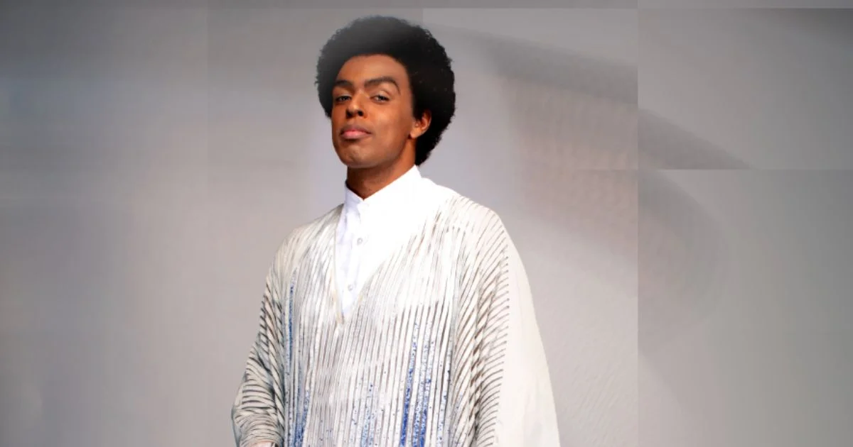Gui Ventura como Gilberto Gil em 'Gil - Andar com Fé', musical biográfico de Gilberto Gil (foto Gabriel Wickbold)