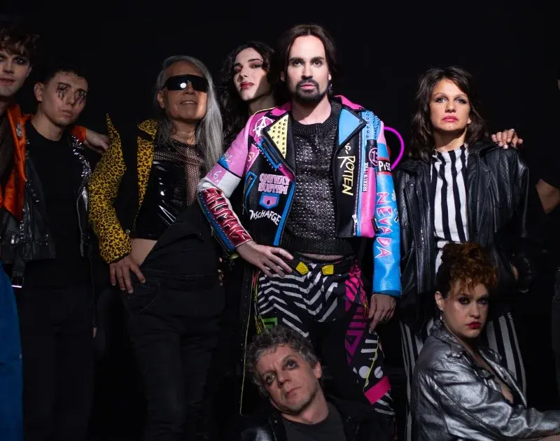 Johnny Hooker homenageia vítimas da epidemia de HIV/AIDS em novo clipe