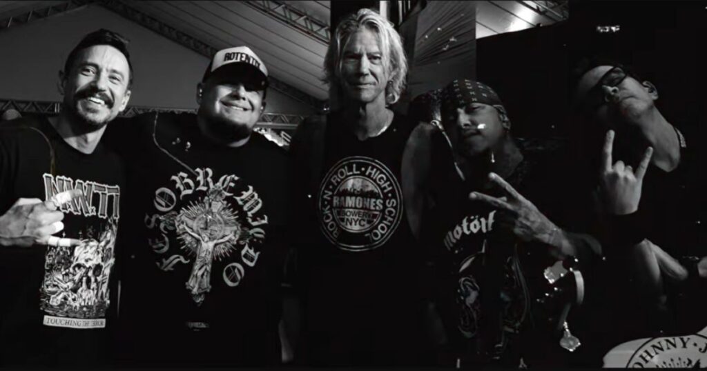 Raimundos com Duff McKagan do Guns N' Roses (Reprodução YouTube)