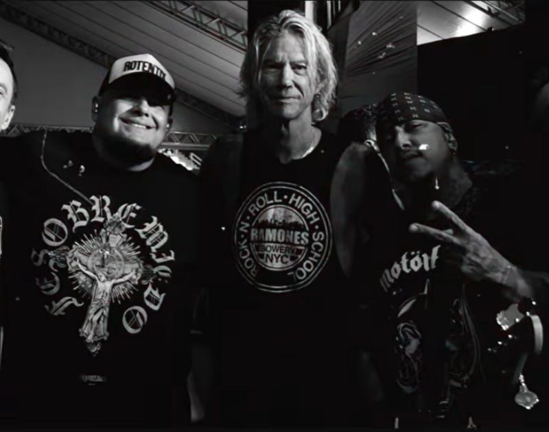 Raimundos lançam clipe com bastidores de turnê com Guns N’ Roses