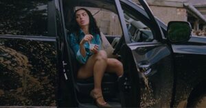 Charli xcx no clipe de "Wink Wink" (Reprodução YouTube)