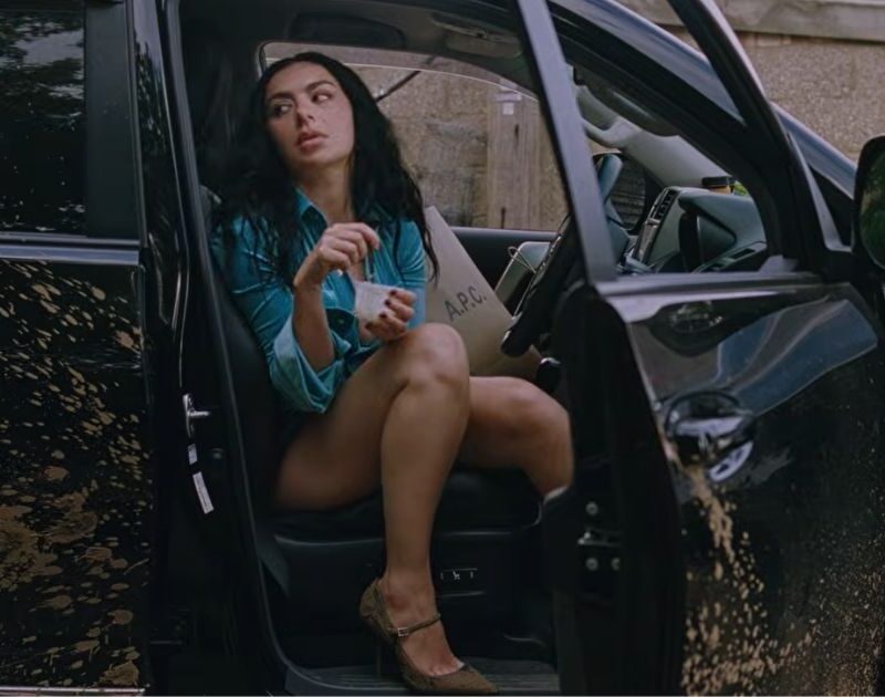 Charli xcx lança clipe ironicamente sexy; veja ‘Wink Wink’