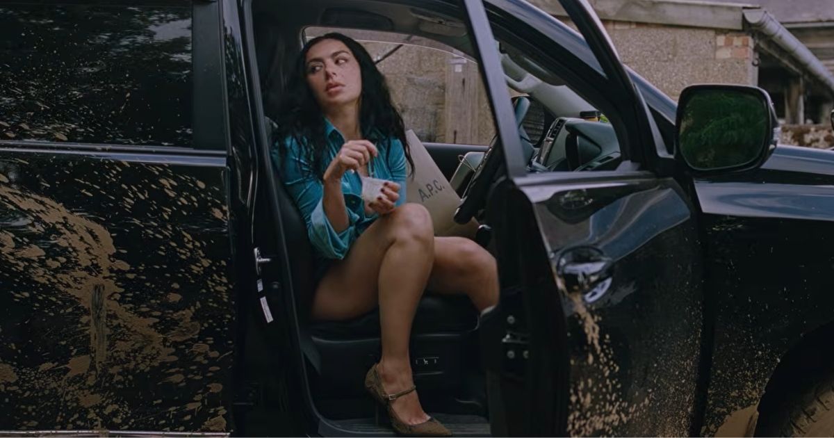 Charli xcx no clipe de "Wink Wink" (Reprodução YouTube)