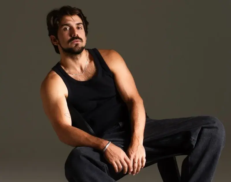 Gabriel Gonti celebra 9 anos de carreira com álbum ao vivo ‘De Perto’