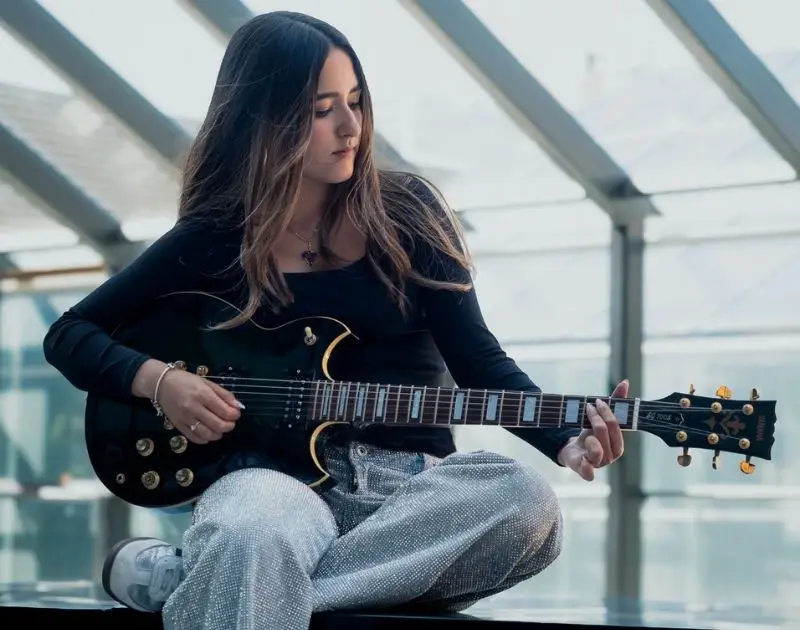 Aos 15 anos, Adriana C apresenta EP de estreia ‘Runaway’