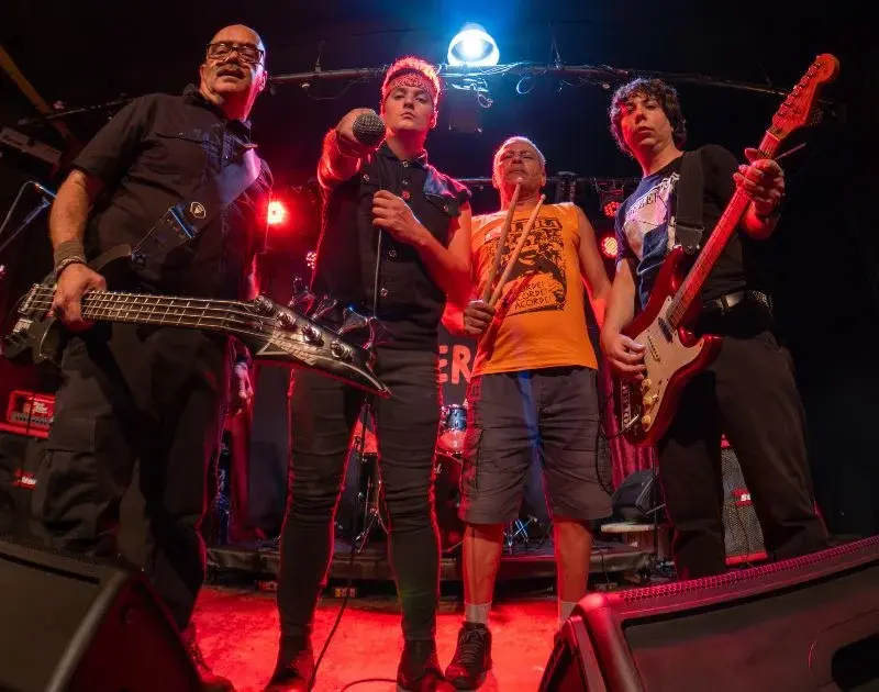 Cólera lança álbum ao vivo em coleção única em vinil