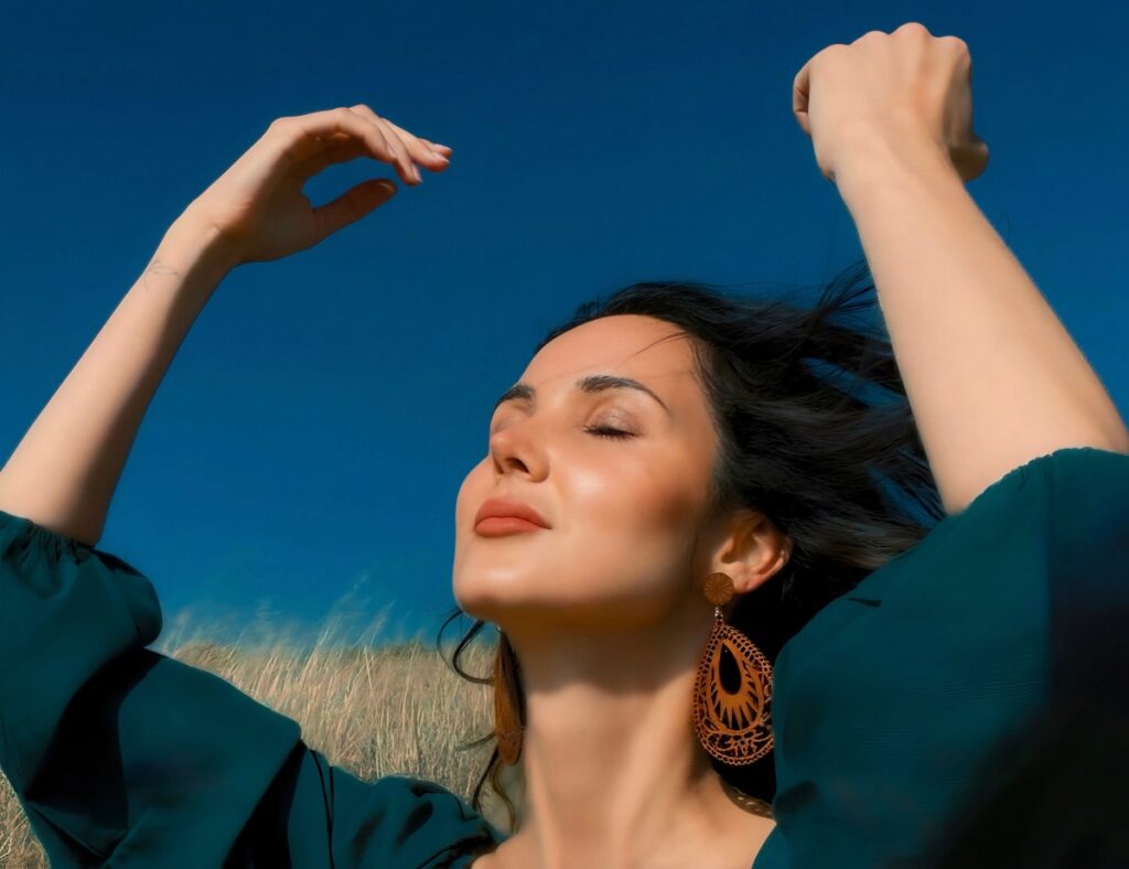 Lakini reencontra suas raízes brasileiras no single "Tão Perto" 1 Lakini, cantora paulistana radicada na Califórnia (Divulgação)