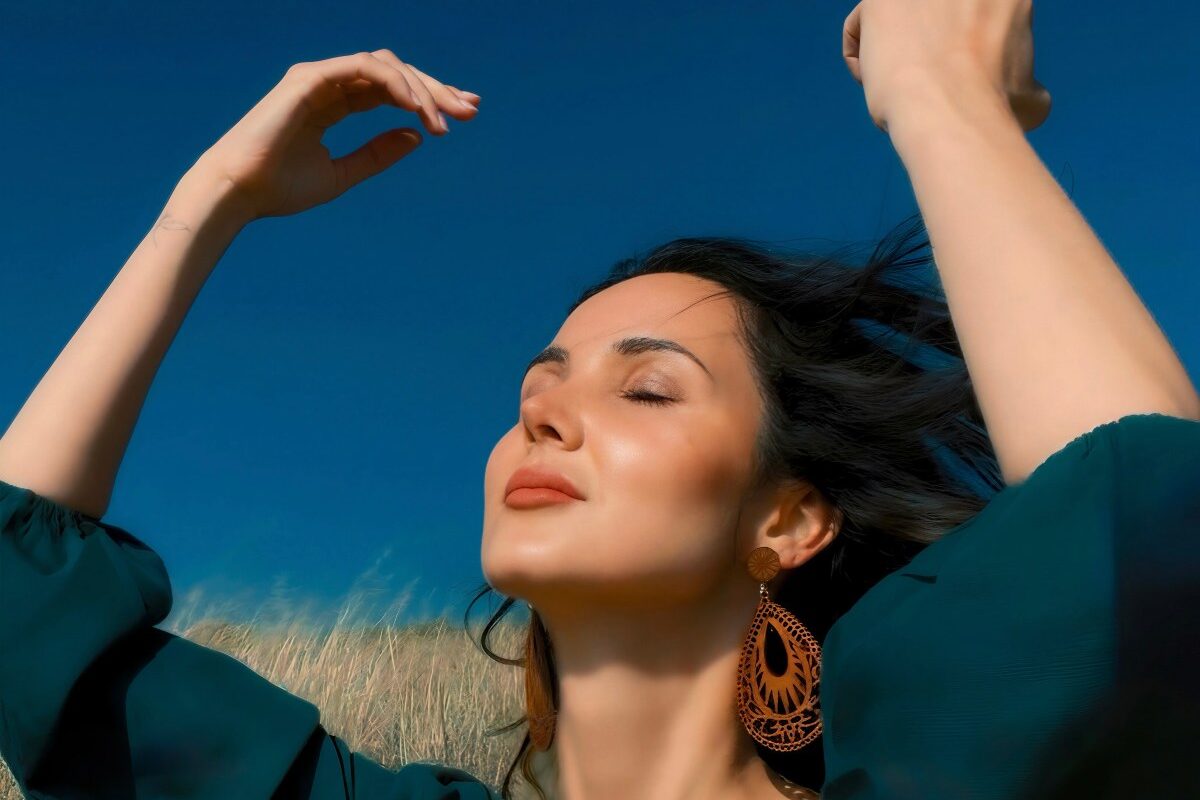 Lakini, cantora paulistana radicada na Califórnia (Divulgação)