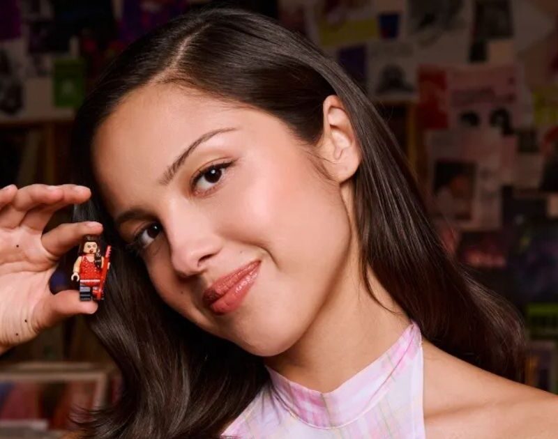 Olivia Rodrigo ganha coleção LEGO inspirada em seus álbuns
