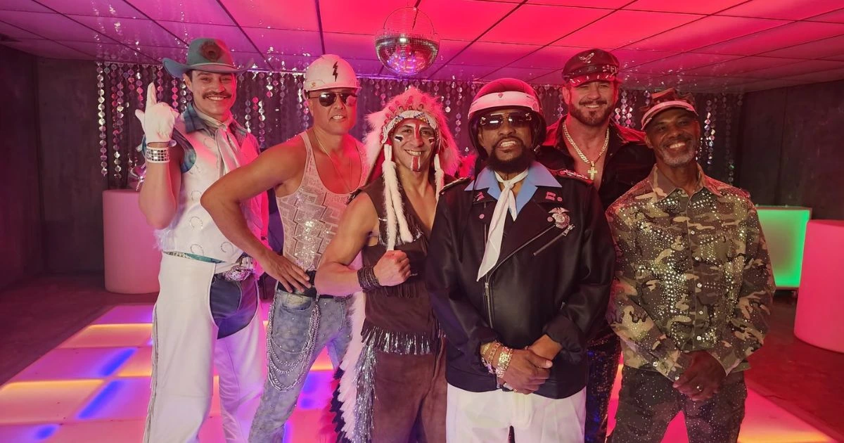 Village People em atual formação de 2026 (reprodução Facebook @RealVillagePeople)