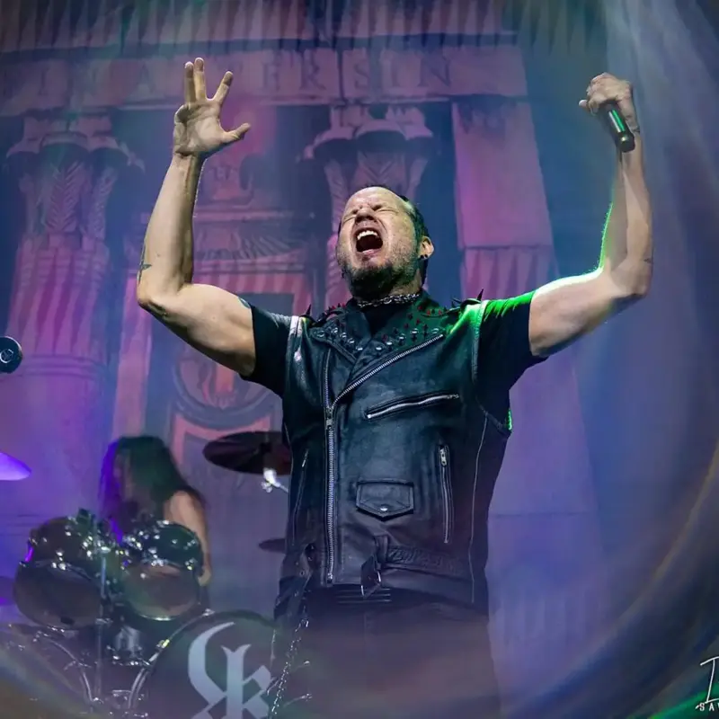 Apertem os cintos, o vocalista sumiu. Mas o substituto dá conta