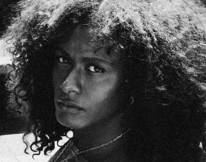 Liniker lança novo single, ‘MELHOR NOTÍCIA’, antes de estreia de turnê