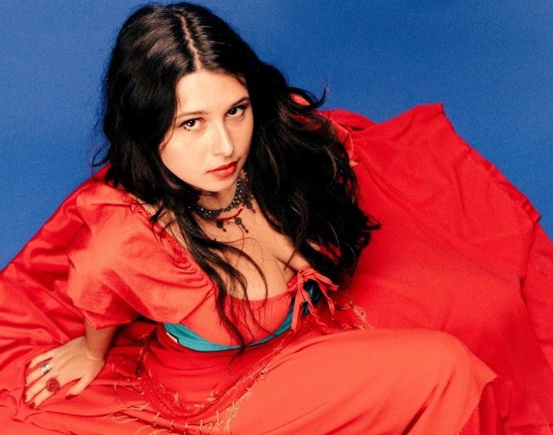 Julia Guedes lança single triplo; ouça ‘Contra o Medo’ aqui