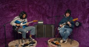 Gueersh transforma bar em dormitório para show de sete horas em SP 2 Felipe Vaqueiro e Sophia Chablau em sgow intimista na Saleta de Pelúcia do Mamãe Bar (Reprodução Yourube)