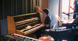 O piano que não segurava a afinação durante as sessões da Papangu (Foto: Rodolfo Salgueiro)