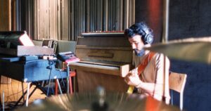 Pedro gravando guitarras para disco da Papangu (Foto: Rodolfo Salgueiro)