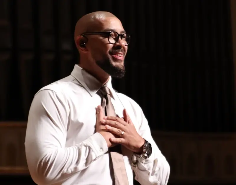 Ton Carfi sai do gospel raiz e lança ‘Cantares’, seu álbum romântico
