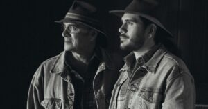 Almir Sater e Gabriel Sater na turnê “Pai e Filho”. (Foto: Renato Pagliacci)