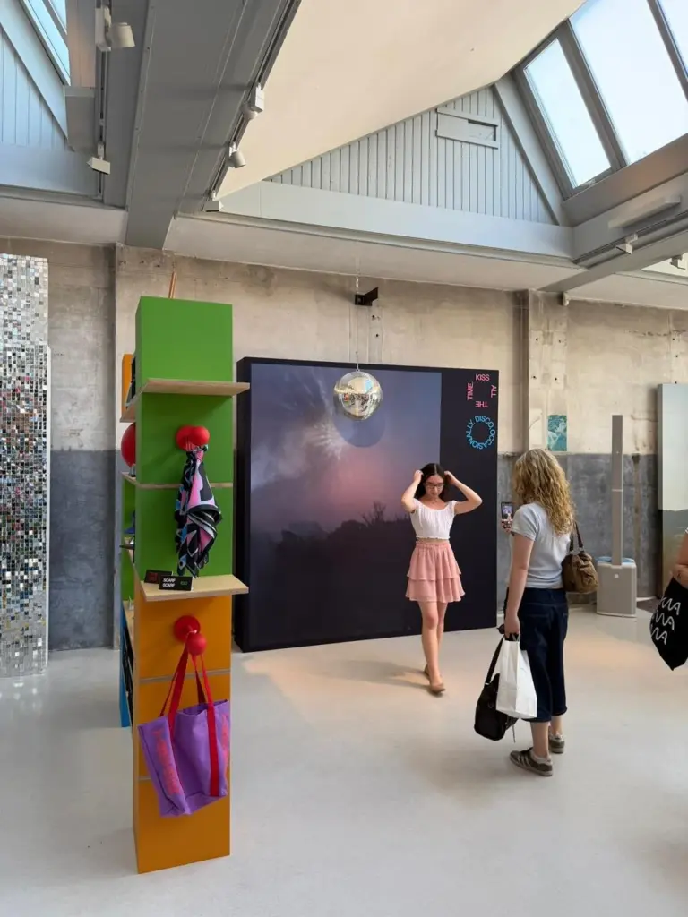 Ana Luiza na pop-up store do Harry Styles em Amsterdã (arquivo pessoal)