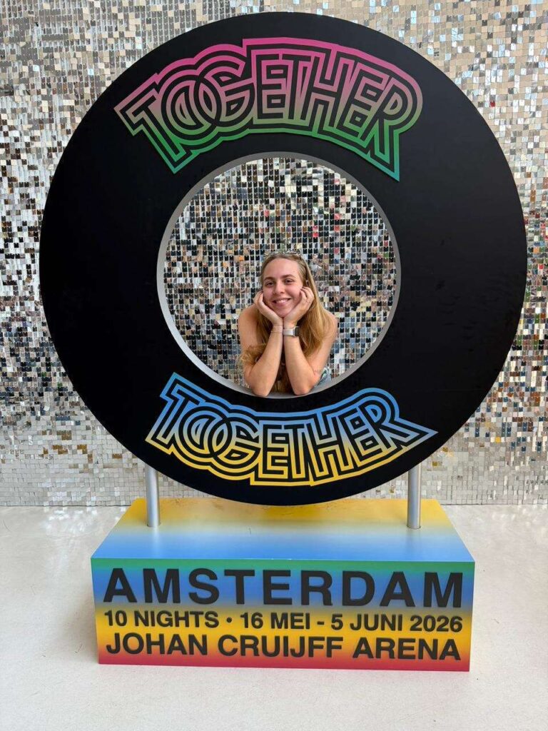 Ana Luiza na pop-up store do Harry Styles em Amsterdã (arquivo pessoal)