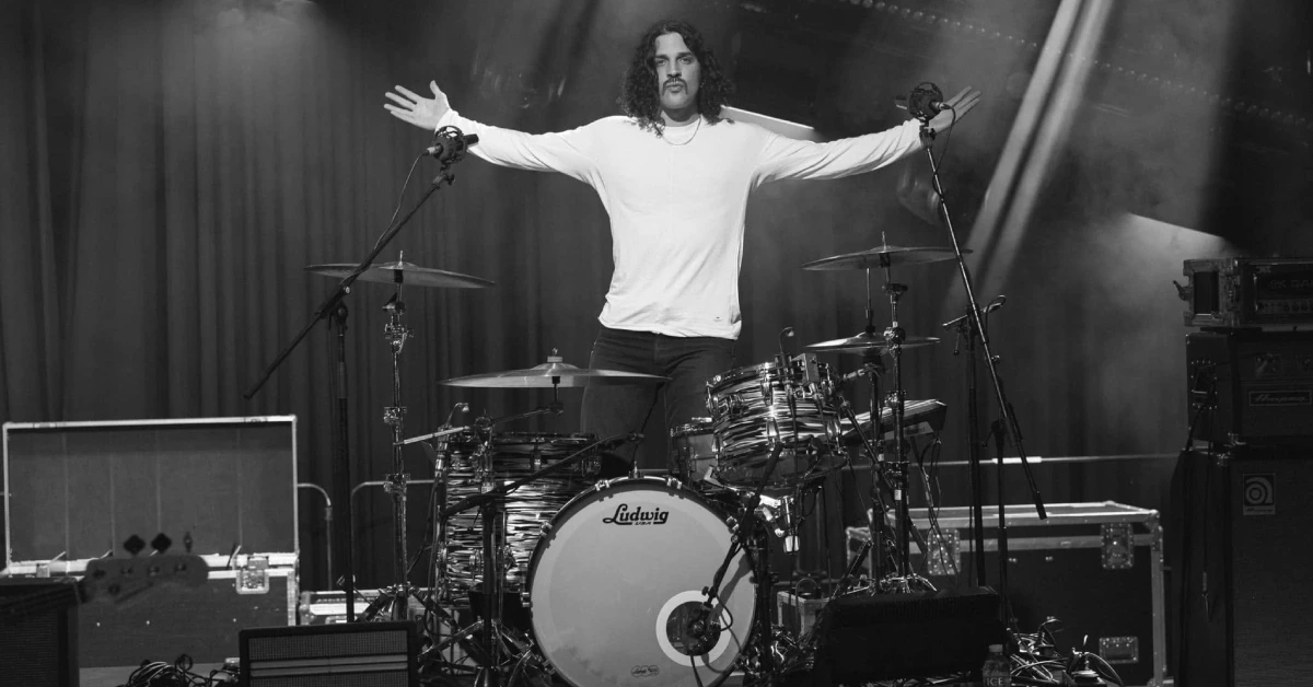Erick Beaker Best, baterista da Sticky Fingers (reprodução Facebook)