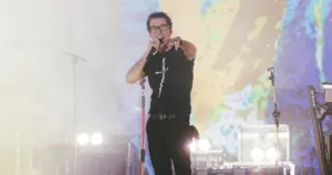 Dinho Ouro Preto no palco: cantor listou discos fundamentais do rock (Divulgação)