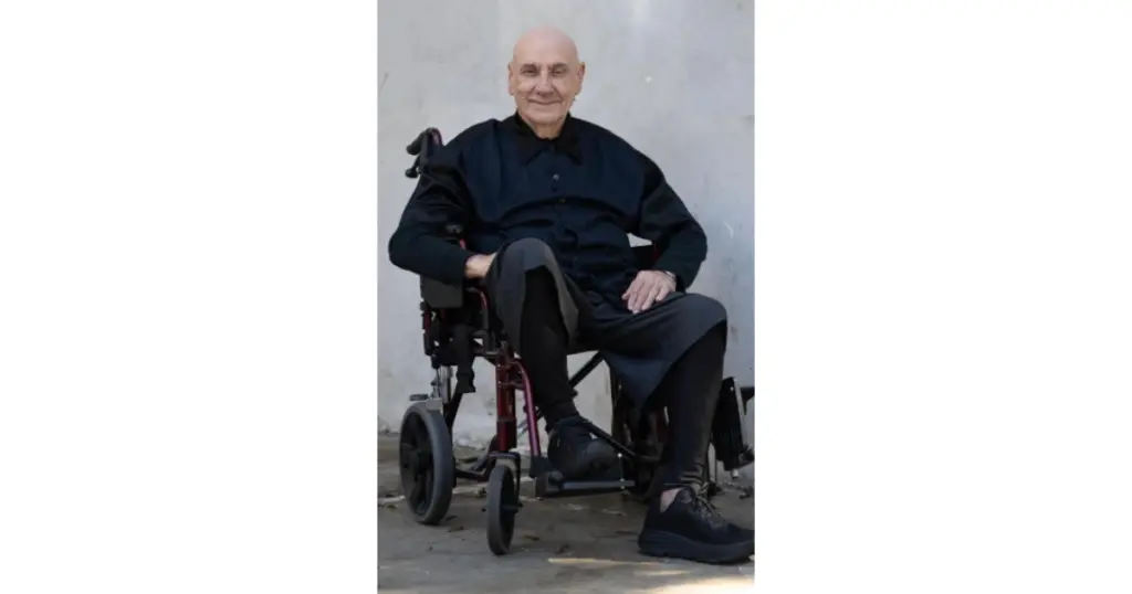 Bill Ward, baterista original do Black Sabbath, disse que passou a usar cadeira de rodas em aeroportos e eventos, mas afirmou que segue tocando. (Instagram)