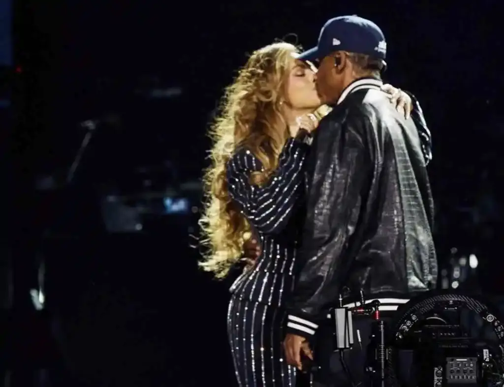 Jay-Z leva Beyoncé, Alicia Keys e ex-rival à 1ª noite de shows no Yankee Stadium 1 Jay-Z e Beyoncé se beijam no show especial de 3 décadas de carreira do rapper, em NY