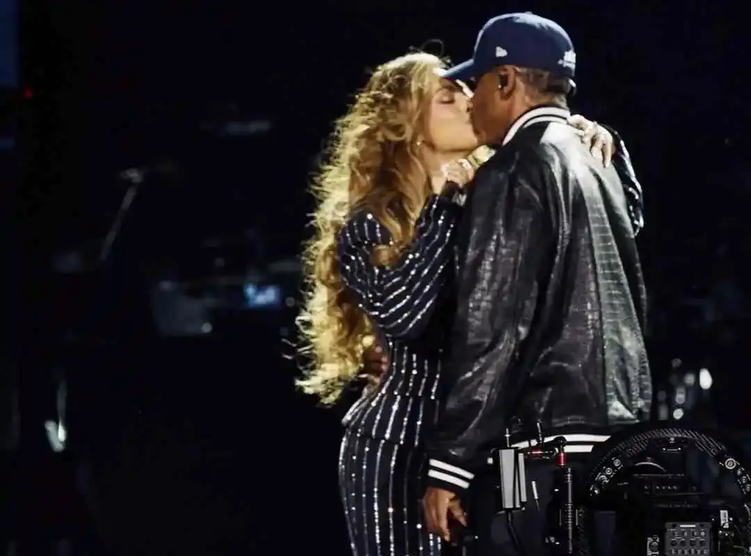 Jay-Z e Beyoncé se beijam no show especial de 3 décadas de carreira do rapper, em NY