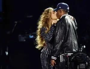 Jay-Z e Beyoncé se beijam no show especial de 3 décadas de carreira do rapper, em NY