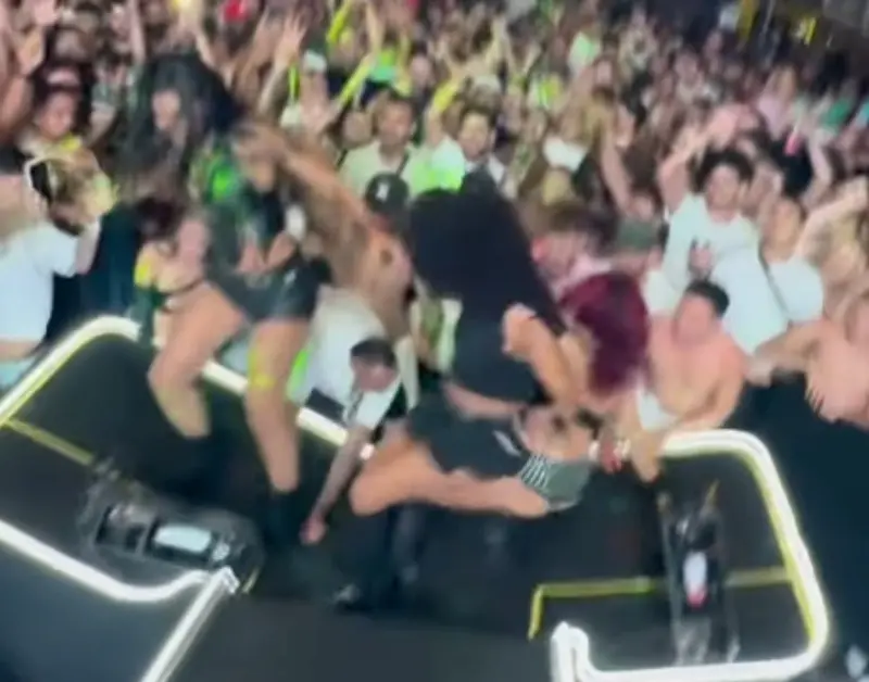 Palco cede durante show de Pocah e bailarinas caem; veja