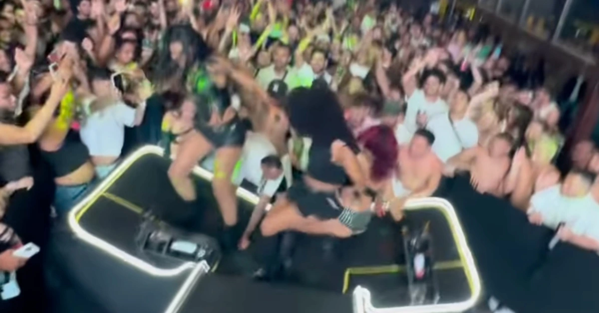 Pocah e as bailarinas caem durante show (reprodução do Instagram @pocah)