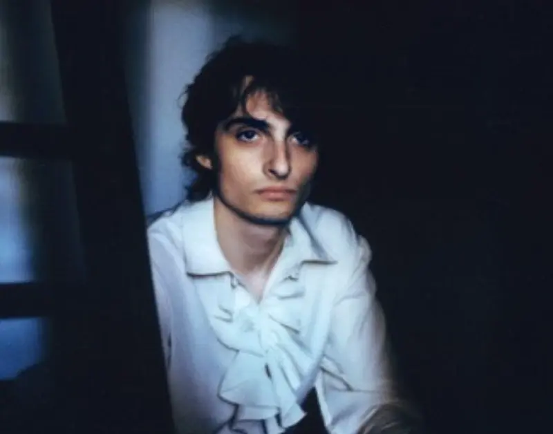 Finn Wolfhard mergulha no indie rock em novo disco