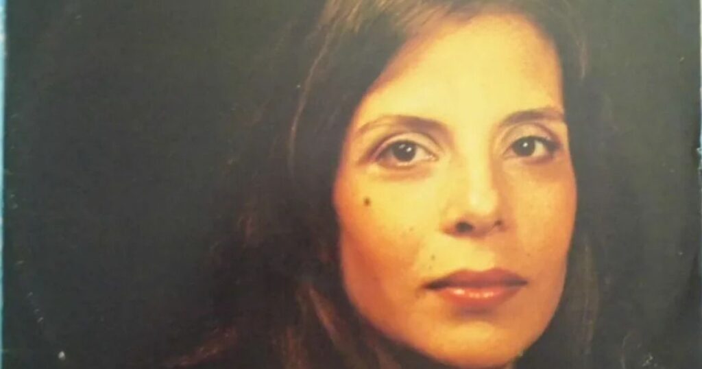 Morre Claudia Savaget, grande voz grave da MPB 1 Claudia Savaget na capa do disco "Mordida ou Beijo", de 1979 (Reprodução)