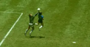 Maradona marca com a mão contra a Inglaterra me 1986 (Reprodução)