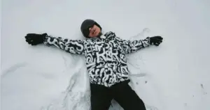 DJ Arana: clipes de “Mobile” foram gravados em região coberta por neve (Divulgação)