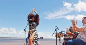 Gaby Amarantos em 'Rock Light' (Reprodução YouTube)