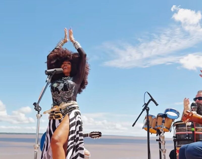 Gaby Amarantos revisita ‘Rock Doido’ em formato acústico; veja ‘Rock Light’ aqui