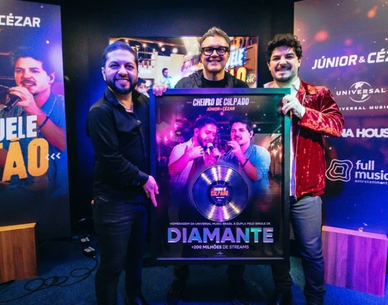 Júnior e Cézar recebem Disco de Diamante por ‘Cheiro de Culpado’