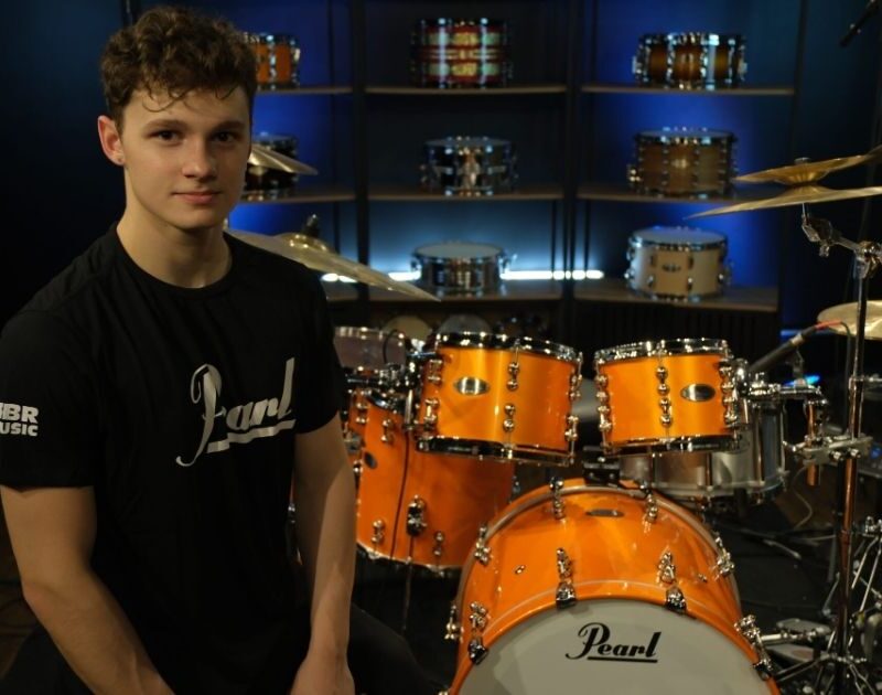 Brasileiro de 21 anos substitui baterista do Gojira nos EUA