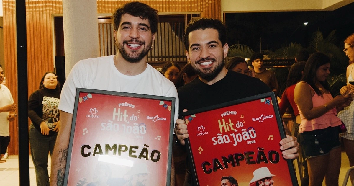 Na Vybbe, Nattan recebe placa por “Maria Vaqueiro”, eleita Hit do São João 2026 (Divulgação)