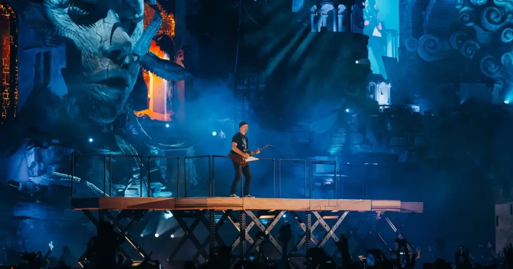 Tomorrowland: Martin Garrix e The Edge estreiam parceria 1 The Edge participou do set de Martin Garrix para apresentar “Fireflies”, nova parceria do DJ com o U2 no Tomorrowland (Divulgação)