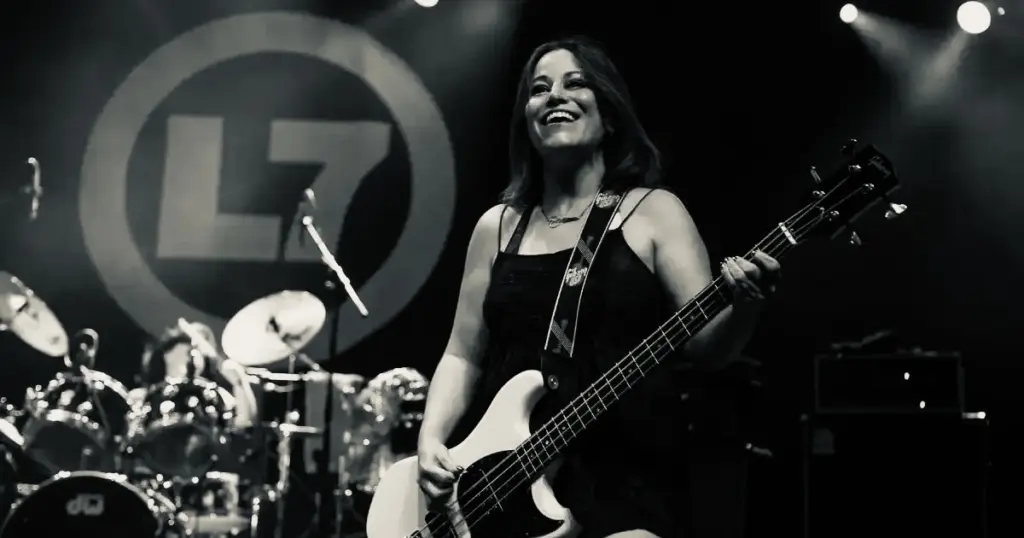 Morre Jennifer Finch, baixista da banda L7, aos 59 anos 1 Jennifer Finch durante apresentação com o L7