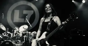 Jennifer Finch durante apresentação com o L7
