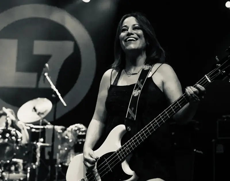 Morre Jennifer Finch, baixista da banda L7, aos 59 anos