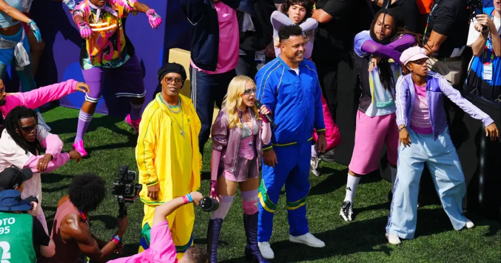 Com direito a R9 e R10, veja imagens dos shows da final da Copa do Mundo 2026 1 Madonna com Ronaldinho Gaúcho e Ronaldo na Copa do Mundo 2026