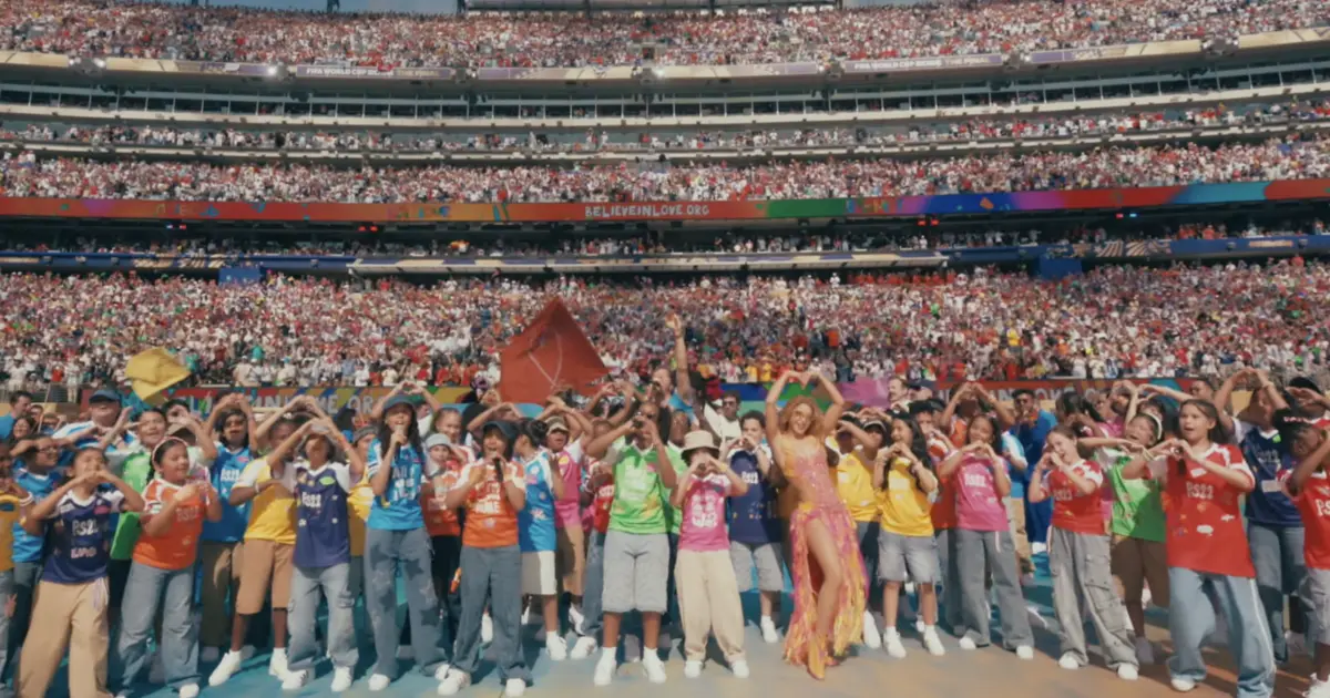 Com direito a R9 e R10, veja imagens dos shows da final da Copa do Mundo 2026 10 Chris Martin (ao fundo), Shakira (de rosa) e coral infantil encerram apresentação (CazéTV/Youtube)