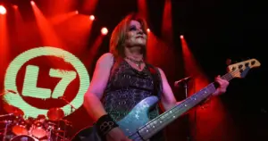 jennifer finch baixista da bandaill7