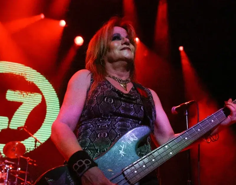 Jennifer Finch: Tom Morello e Garbage homenageiam baixista da banda L7